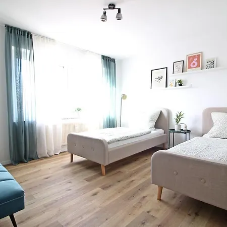 Apartment Zentrumsnahe Gruene Tanne Wlan, Kostenloser Pkw Parkplatz , Zwei Betten, Schlafcouch, Kueche